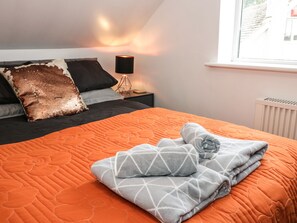 Cottage | 3 bedrooms, individually decorated, individually furnished, free WiFi - Ty Gilbert (Tyn-y-Gongl)