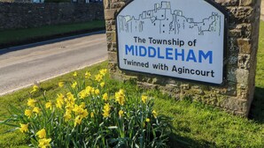 Un panneau indiquant l’entrée de la municipalité de Middleham, et précisant qu’elle est jumelée avec la ville d’Azincourt.