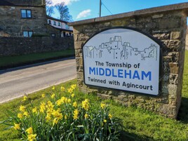 Señal del Municipio de Middleham, indicando que está hermanado con Agincourt.