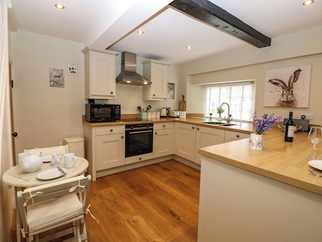 Cottage | Private kitchen | Fridge, microwave, dishwasher, electric kettle
