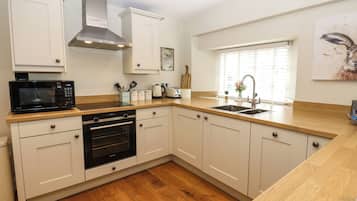 Cottage | Private kitchen | Fridge, microwave, dishwasher, electric kettle