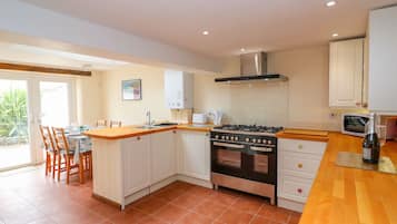 Cottage | Private kitchen | Fridge, microwave, stovetop, dishwasher