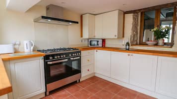 Cottage | Private kitchen | Fridge, microwave, stovetop, dishwasher