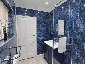 Cottage | Bathroom | Shower - The Riddle (Whitby)