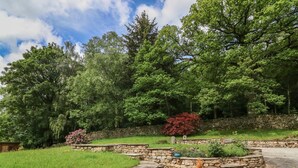 A landscaped garden with stone walls and various plants. - Spens Farm Cottage (Lancaster)