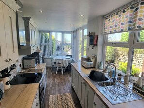 Casa de campo | Cocina privada | Refrigerador, microondas, parrilla de estufa y tetera eléctrica