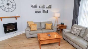 Cottage | Living area | TV