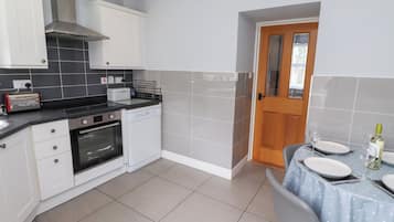 Cottage | Private kitchen | Fridge, microwave, stovetop, dishwasher