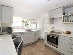 Cottage | Privékeuken | Een microgolfoven, een kookplaat, een vaatwasser, een waterkoker