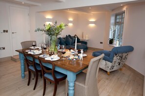 Cottage | Privékeuken | Een koelkast, een oven, een vaatwasser, kookgerei, borden en bestek