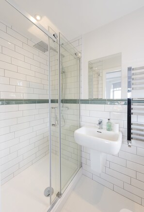 Cottage | Badkamer | Een douche