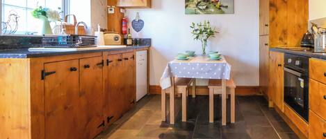 Cottage | Private kitchen | Cookware/dishes/utensils