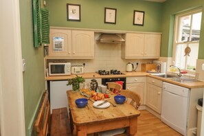 Cottage | Private kitchen | Microwave, dishwasher, highchair, cookware/dishes/utensils