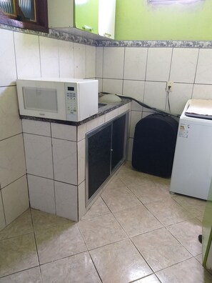 Geladeira, micro-ondas, cooktop, chaleira elétrica