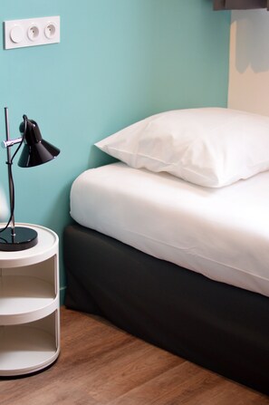 Habitación individual económica | Escritorio, cortinas blackout y ropa de cama 