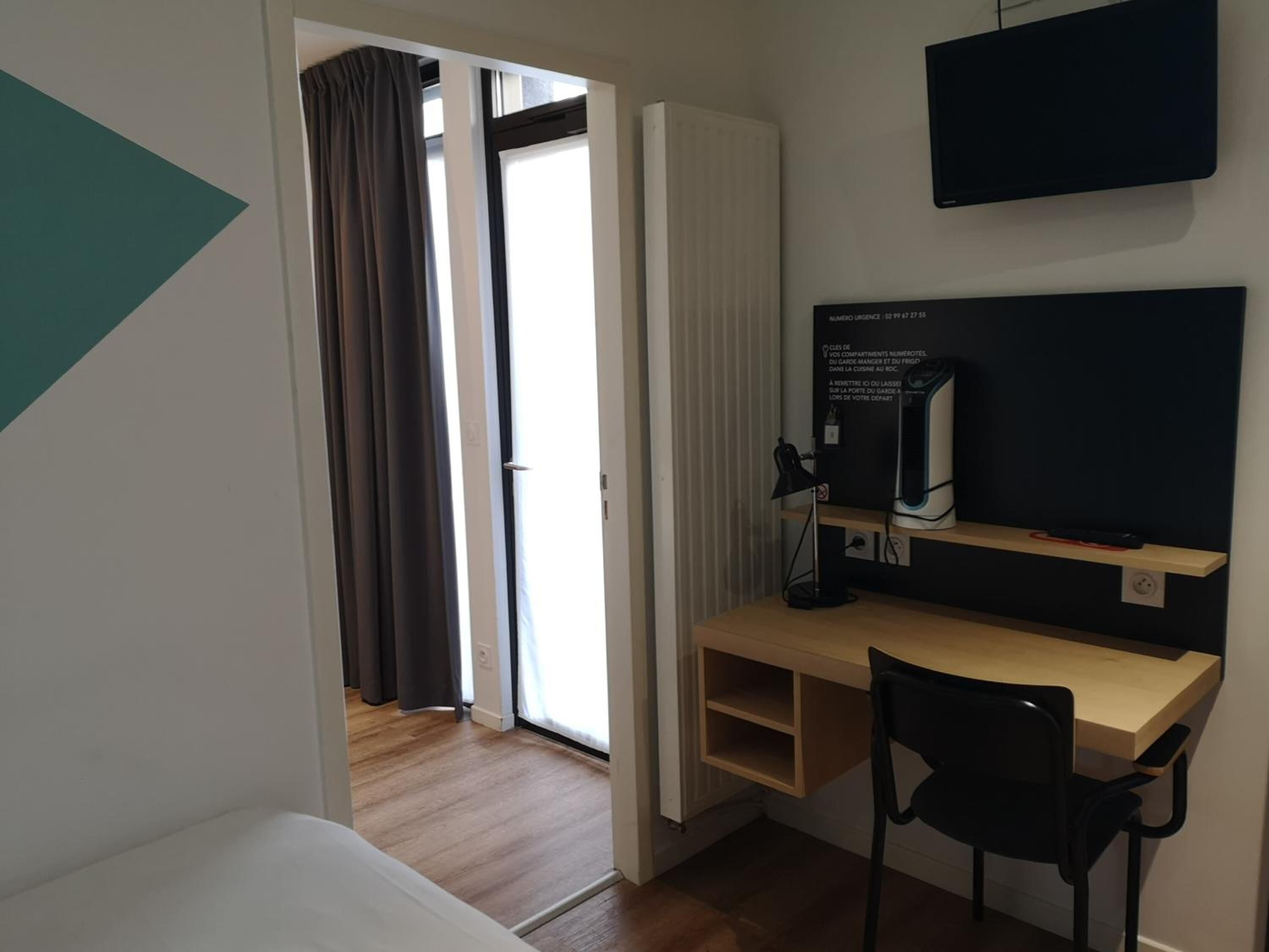 Bureau, rideaux occultants, draps fournis