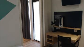 Bureau, rideaux occultants, draps fournis