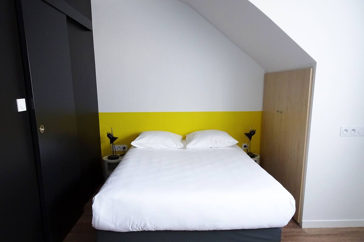 Double Room | Desk, blackout drapes, bed sheets