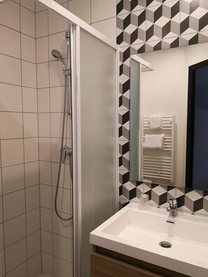 Een douche, een haardroger, handdoeken