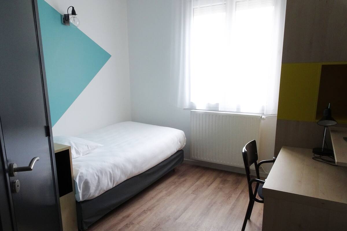 Single Room | Desk, blackout drapes, bed sheets