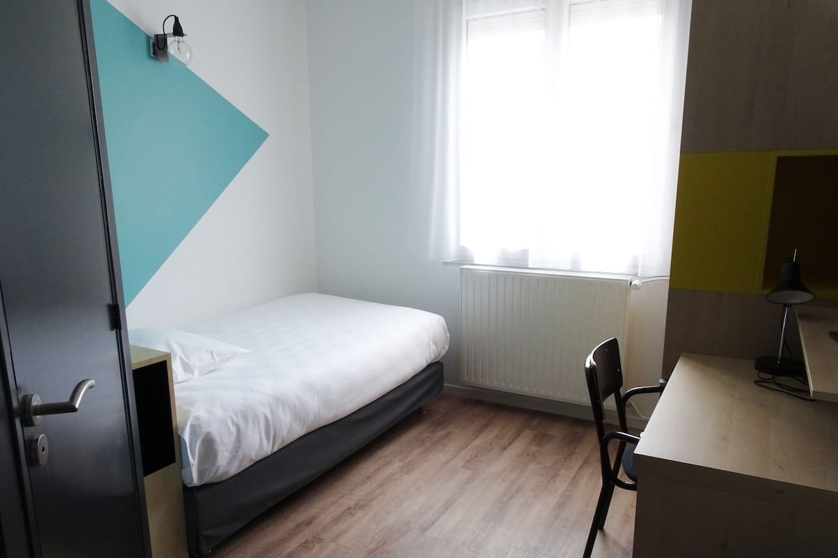 Kamar Single | 2 kamar tidur, meja kerja, tirai kedap cahaya, dan seprai linen