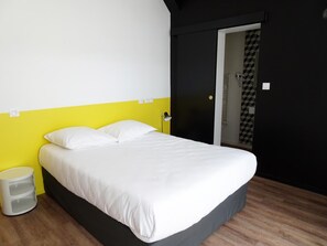 Een bureau, verduisterende gordijnen, beddengoed