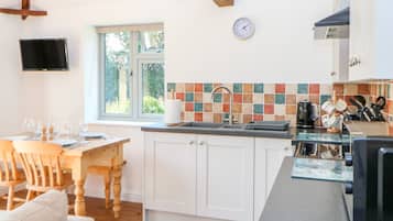Cottage | Private kitchen | Fridge, microwave, dishwasher, electric kettle