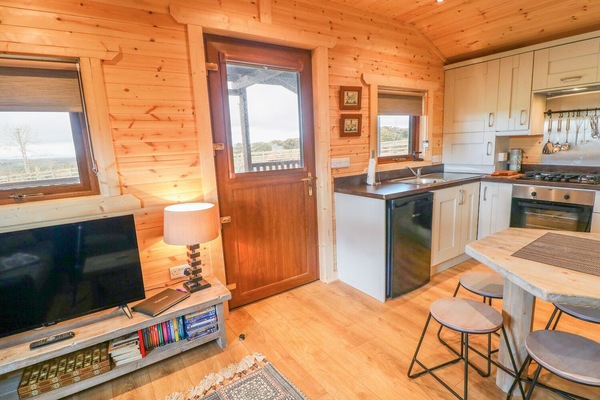 Cottage | Private kitchen | Fridge, cookware/dishes/utensils