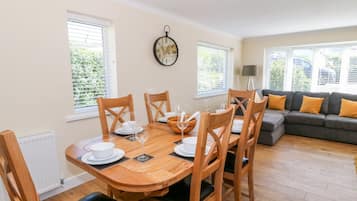 Cottage | Cucina privata | Microonde, piano cottura, lavastoviglie, pentole/stoviglie/utensili