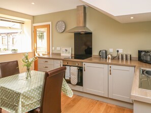 Cottage | Private kitchen | Electric kettle, toaster, high chair, cookware/dishes/utensils