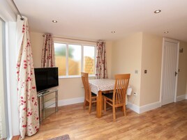 Casa de campo | Cocina privada | Hervidor eléctrico, tostadora y utensilios de cocina