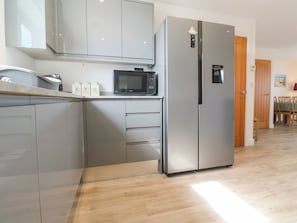 Micro-ondes, lave-vaisselle, chaise haute