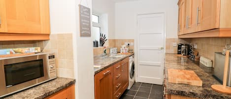 Cottage | Private kitchen | Microwave, stovetop, dishwasher, electric kettle