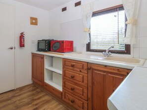 Cottage | Private kitchen | Fridge, microwave, electric kettle, toaster - Castell Chalet (Pwllheli)