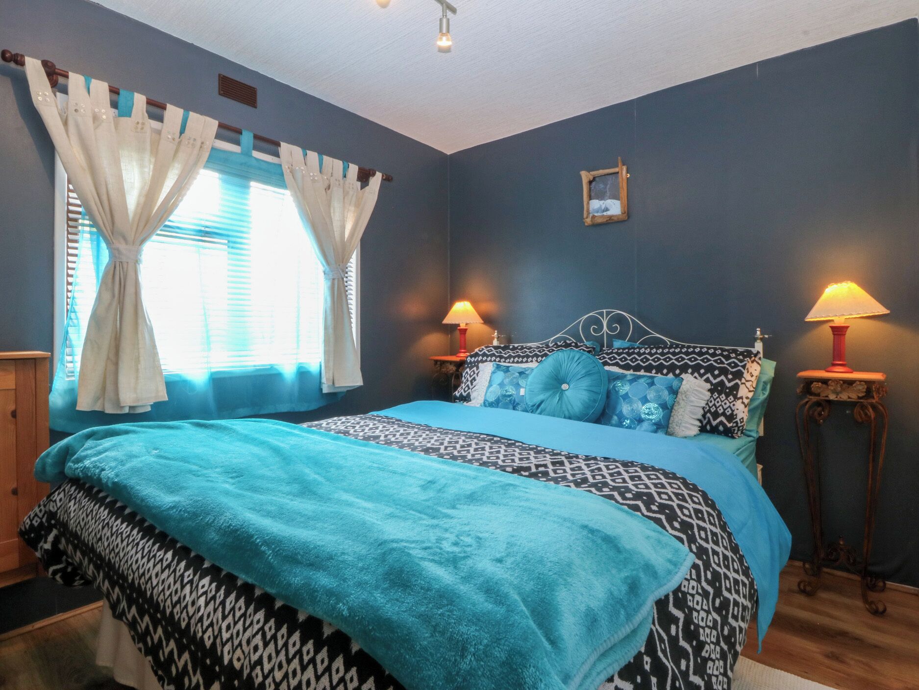 3 عدّة غرف نوم وبديكورات فريدة لكل غرفة وطراز فريد لكل وحدة