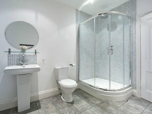 Cottage | Bathroom | Shower, hair dryer