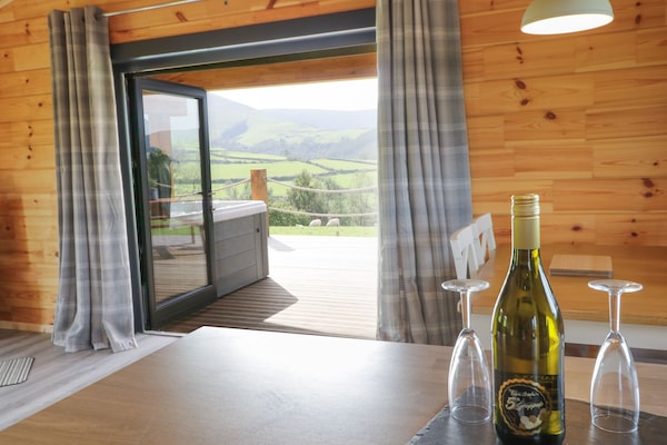 Cottage | 2 bedrooms, individually decorated, individually furnished, free WiFi