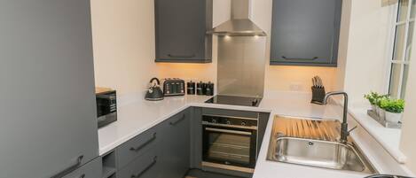 Cottage | Private kitchen | Stovetop, dishwasher, electric kettle, toaster