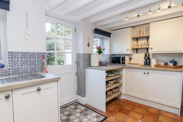 Cottage | Private kitchen | Dishwasher, cookware/dishes/utensils