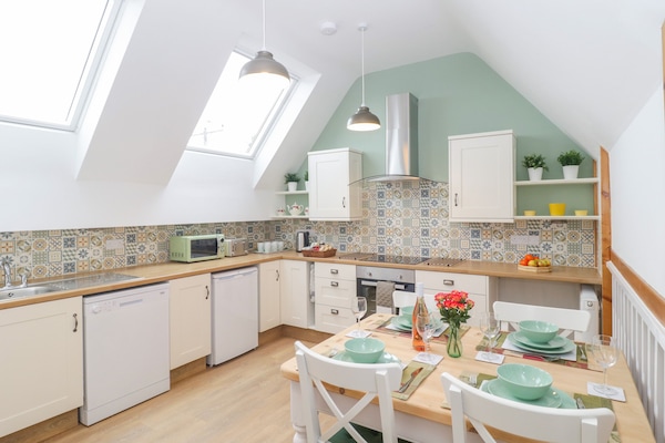 Cottage | Private kitchen | Fridge, microwave, stovetop, dishwasher