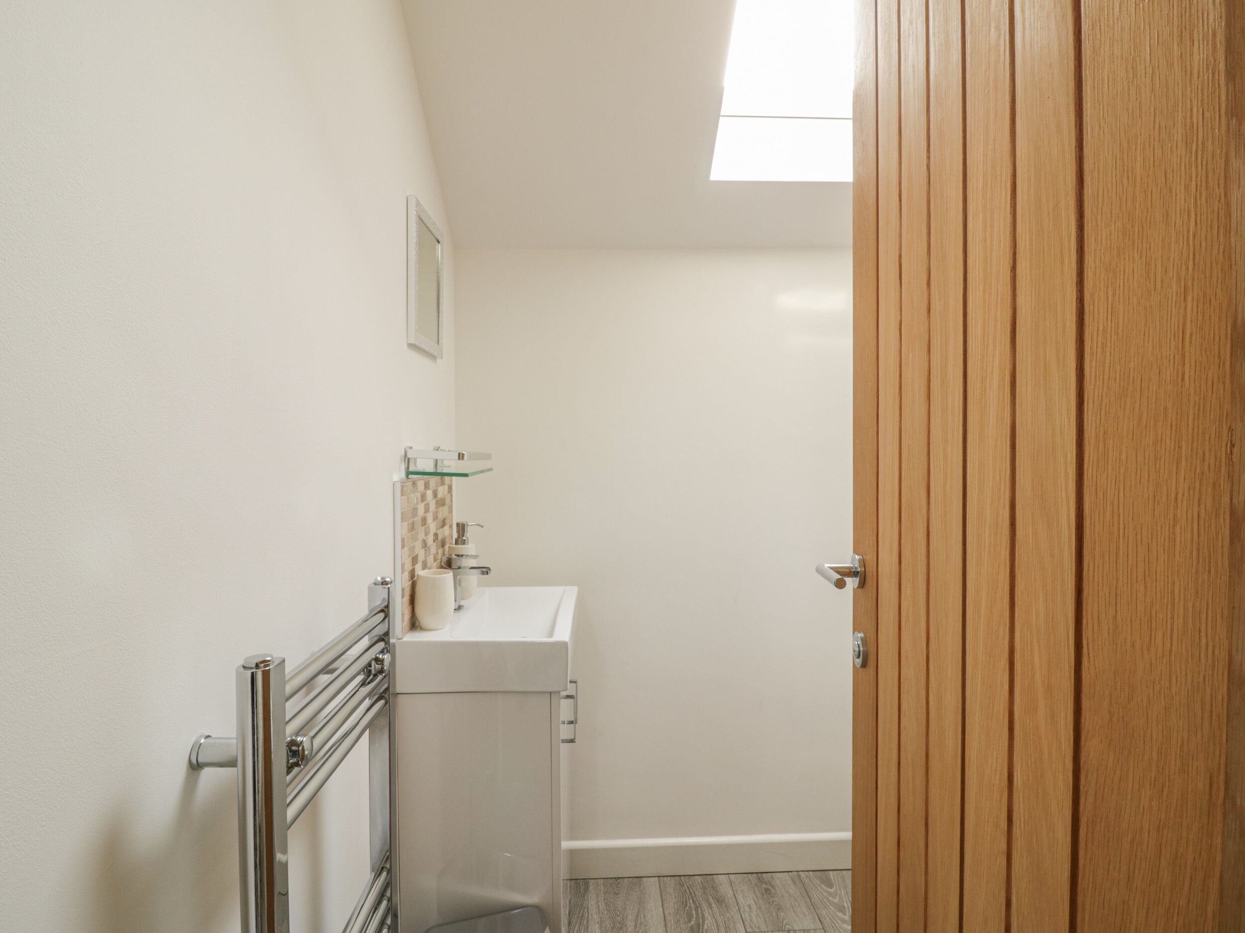 Ein kleines Badezimmer mit Toilette, Waschbecken und Dusche.