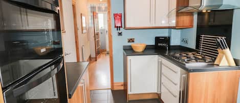Cottage | Private kitchen | Dishwasher, cookware/dishes/utensils