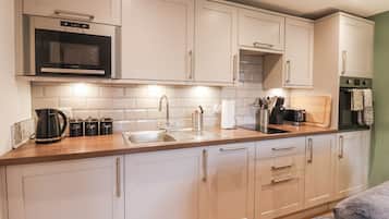 Cottage | Privékeuken | Een koelkast, een microgolfoven, een vaatwasser, een waterkoker