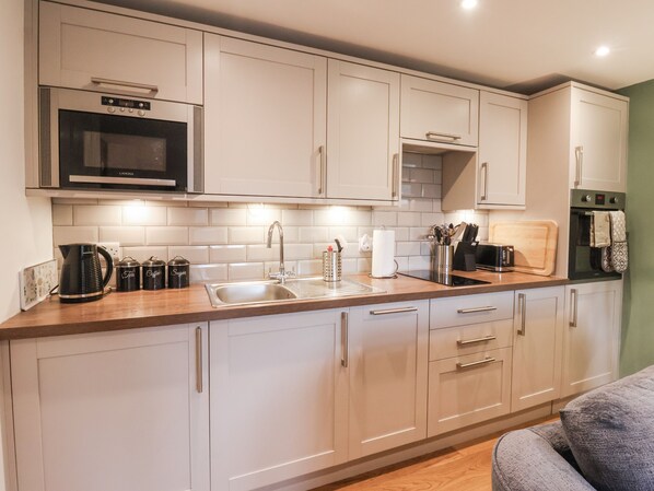 Cottage | Private kitchen | Fridge, microwave, dishwasher, electric kettle
