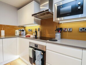 Cottage | Private kitchen | Fridge, microwave, dishwasher, high chair