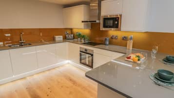 Cottage | Private kitchen | Fridge, microwave, dishwasher, highchair