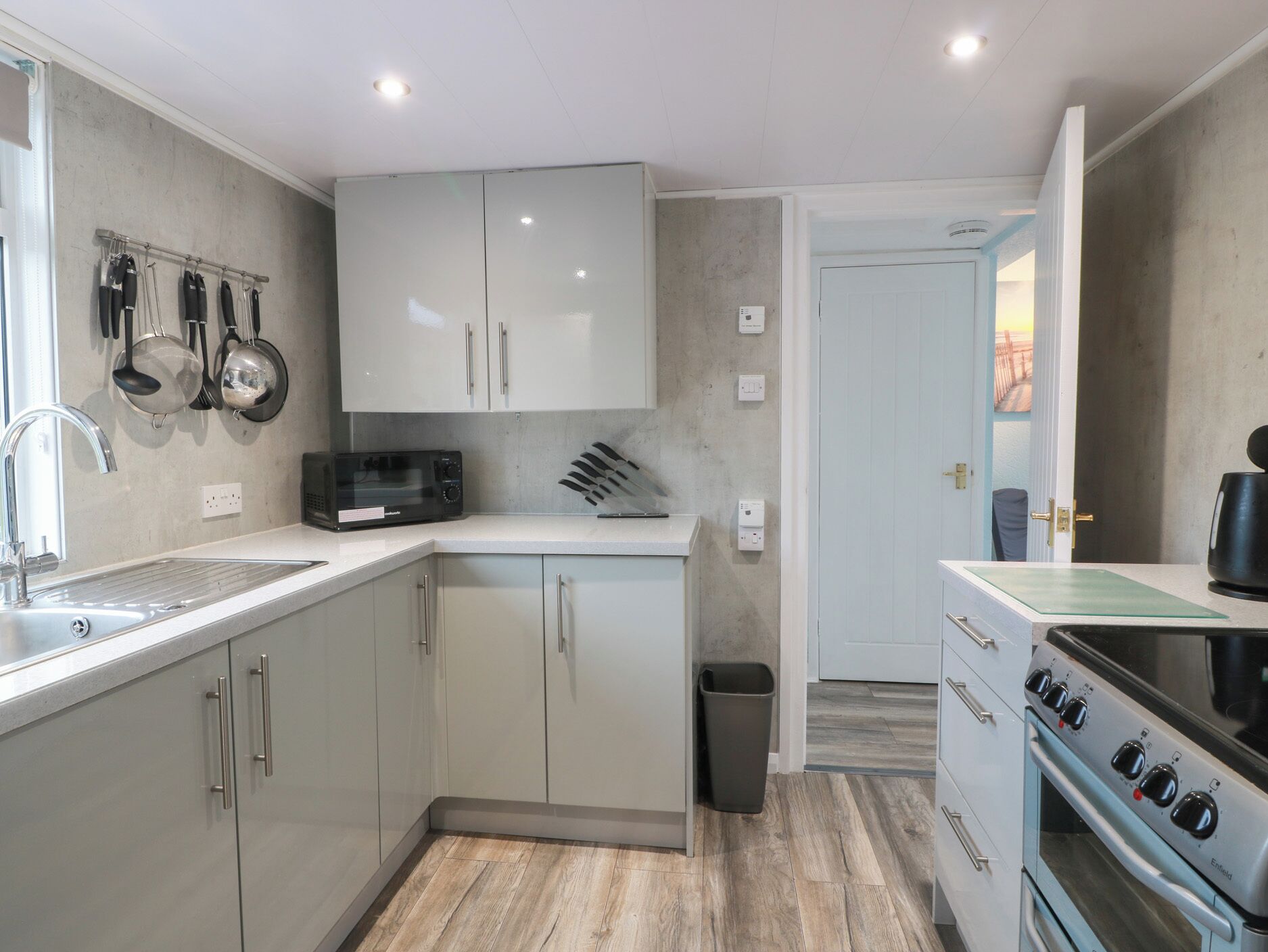 Microondas, placa de cocina, hervidor eléctrico y tostadora