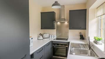 Cottage | Private kitchen | Dishwasher, electric kettle, toaster, highchair