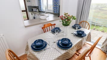 Cottage | Private kitchen | Dishwasher, cookware/dishes/utensils