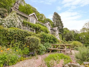 Escape to a serene traditional house surrounded by lush gardens and a tranquil atmosphere.
